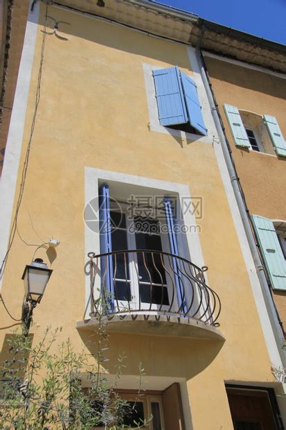 法国普罗旺斯一栋房子的小阳台高清图片下载-正版图片306821304-摄图网