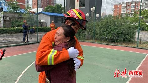 北京石景山消防支队邀请家属颁奖，看完汇报表演后有人落泪了 | 北晚新视觉