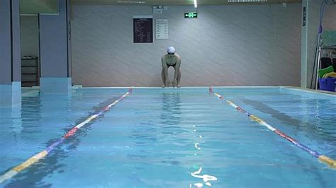 女子戴着潜水面罩在水下潜泳图片下载 - 觅知网