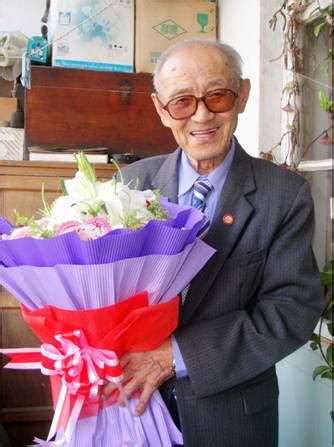 青科大为学校年龄最长老教师杨柏昌送上98岁寿辰祝福-科大老年