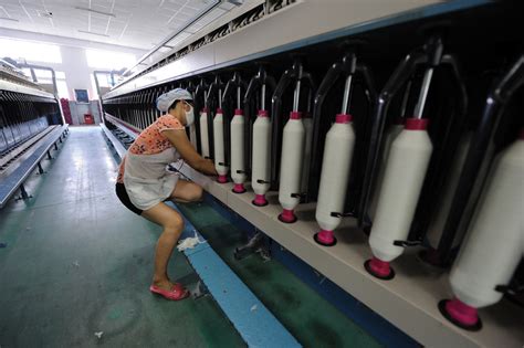 老照片 1978年北京的纺织女工 辛苦工作|纺织|女工|国棉_新浪新闻