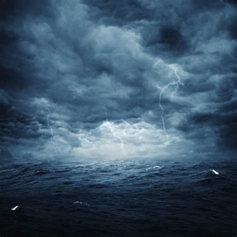 大风大浪图片-乌云密布下海洋里的大风大浪素材-高清图片-摄影照片-寻图免费打包下载