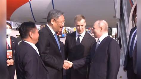 现场！俄罗斯总统普京乘飞机抵达北京首都国际机场下飞机画面曝光|普京|俄罗斯总统|一带一路_新浪新闻