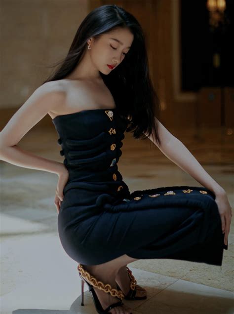 国民闺女关晓彤黑色抹胸长裙造型，高贵冷艳，复古优雅！