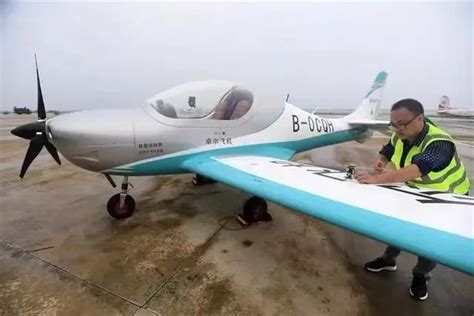 国产轻型飞机ZA800在湖北荆门漳河机场正式首飞