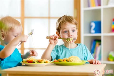 该给2岁孩子喂饭吗 如何改善孩子食欲 _八宝网