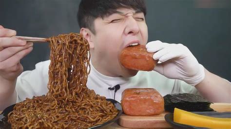 韩国吃货小哥，吃一盘火鸡面、大块午餐肉，大口大口吃，又辣又过瘾_腾讯视频