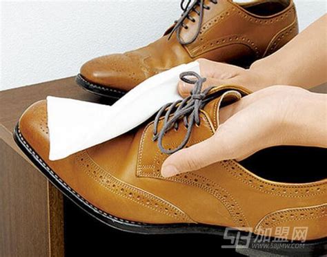 给顾客擦鞋,给人擦鞋,摆地摊擦鞋的工具(第11页)_大山谷图库
