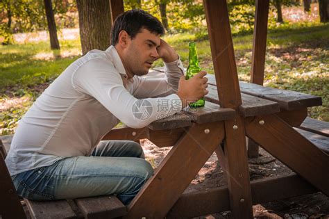 单身醉酒男子坐在长椅上在公园高清图片下载-正版图片507307806-摄图网