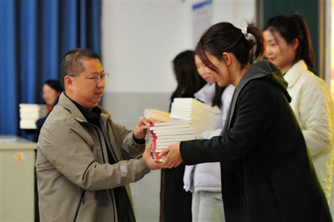 郑州市第102高级中学青年教师论坛启动 校长赠书引领青年教师发展--新闻中心