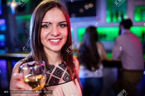 酒吧里的年轻女人酒精娱乐微笑玻璃俱乐部夜生活乐趣女士派对咖啡店高清图片下载-正版图片321869173-摄图网