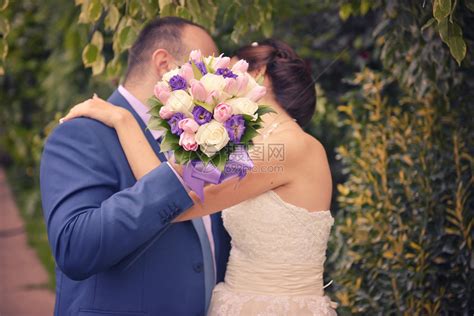 庆典新郎手上漂亮的婚礼花束在新娘手上接吻仪式已婚高清图片下载-正版图片307988686-摄图网