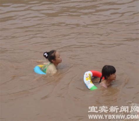 图片新闻|昔日臭水沟，变身夏趣戏水地 - 重庆日报