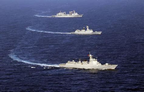 中国海军舰艇编队再次穿越宫古海峡，御用摄影师又忙拍照了！__凤凰网