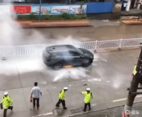 北京一辆比亚迪突然“爆炸”？车主抱孩子逃生，公司紧急回应__财经头条