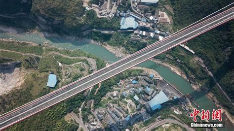 世界山区峡谷第一高塔悬索桥在贵州习水交工验收