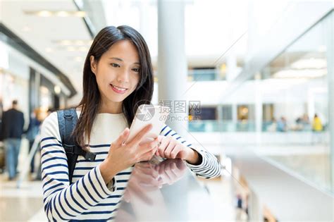 在购物中心使用移动电话高清图片下载-正版图片503504530-摄图网