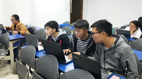 人工智能与信息技术学院-电脑维修队为社员做通讯稿和微信推文培训