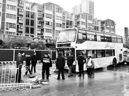 武汉突遇大雪车祸频发 公交车撞高架致20多乘客受伤_湖北频道_凤凰网