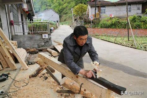 老木匠17岁跟父学艺，生前收30多个徒弟，他和老伴棺材是自己做的