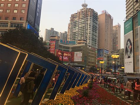 重庆六一迎晴热天气 三峡广场水池成小朋友清凉乐园-高清图集-中国天气网
