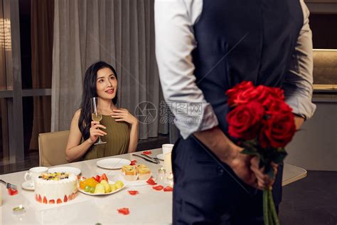 浪漫情侣惊喜送玫瑰花高清图片下载-正版图片507608916-摄图网