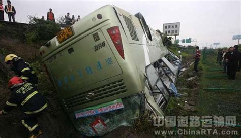 载40余名学生大巴翻下宁波绕城高速 30多人受伤(图文)·中国道路运输网