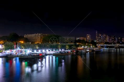 美丽的浪漫码头,明亮的灯光美丽的夏夜晚上浪漫的码头高清图片下载-正版图片300131358-摄图网