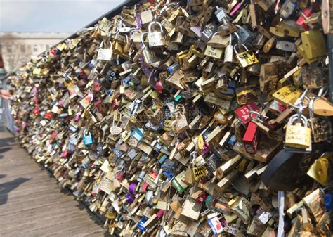 法国巴黎艺术之桥的爱情挂锁法国巴黎忠诚情感永恒的高清图片下载-正版图片307908074-摄图网