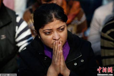 印度民众集会悼念遭轮奸去世女学生_财经_腾讯网