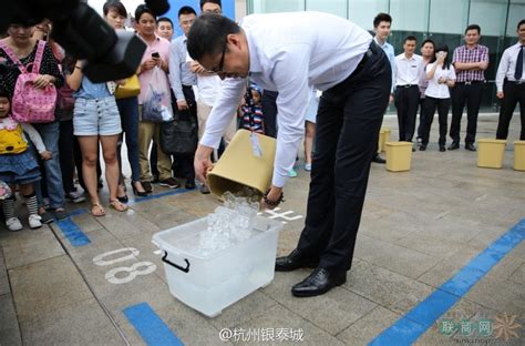 杭州城西银泰城何相国“湿身”应战冰桶挑战赛_联商网资讯中心
