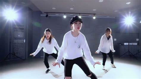 最火抖音舞蹈视频《Love Yourself》被白衣小姐姐圈粉了！_腾讯视频