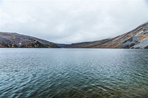 清澈湖水中的倒影摄影图图片-包图网