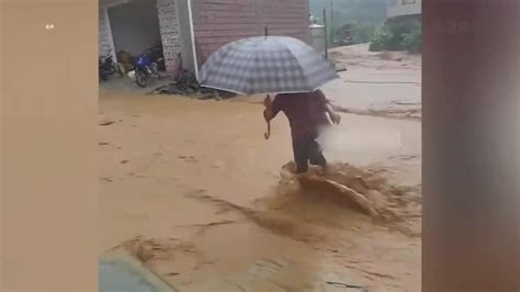 广西梧州藤县一山村暴雨引发山洪 农房倒塌汽车被冲走-图片频道
