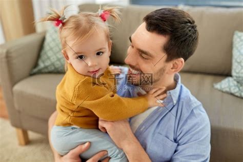 家庭、为人父母和父亲身份概念-家里有小女儿的父亲。人物特写美女高清摄影大图-千库网