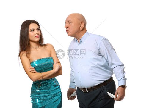 有空口袋的老年男子试图亲吻白种背景的年轻女子高清图片下载-正版图片505684737-摄图网