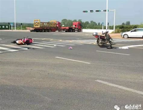 今早六安发生一起交通事故：摩托车和电动车相撞，一人头部流血不止-六安百态 - 六安论坛 - 六安人论坛