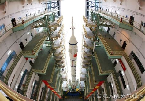 神舟七号船箭塔组合体垂直转运至发射区_中国载人航天官方网站
