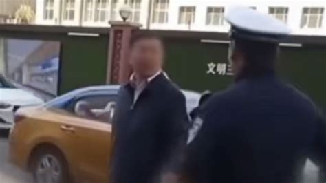 哈尔滨一奥迪违停，交警处罚时被车主怒怼：小孩，你叫什么名字_腾讯视频