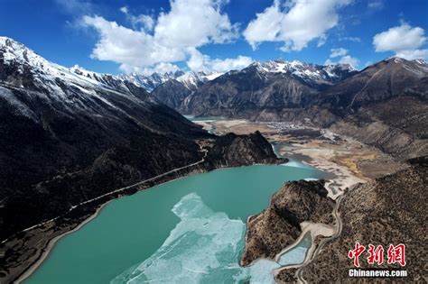 雪山蓝天映衬下 西藏昌都然乌湖美如画 - 中国网
