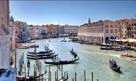 威尼斯运河水面上的小艇图片-圣玛丽亚大教堂前的小艇素材-高清图片-摄影照片-寻图免费打包下载