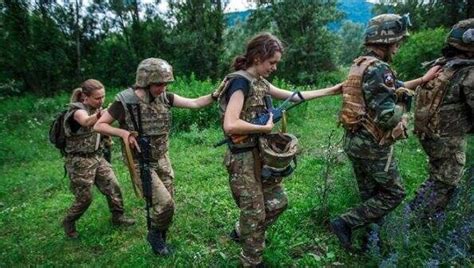 乌克兰女兵对比韩国女兵 差距简直太大了_手机凤凰网