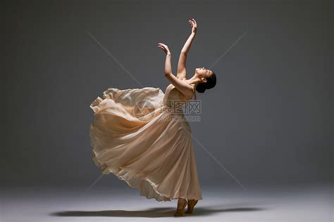 美女舞者甩动长裙裙摆高清图片下载-正版图片501739261-摄图网