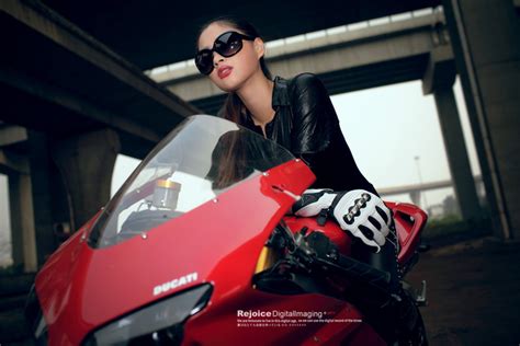 模特身材+20多辆大排摩托车 是机车女神还是摆拍 - 摩托欧耶