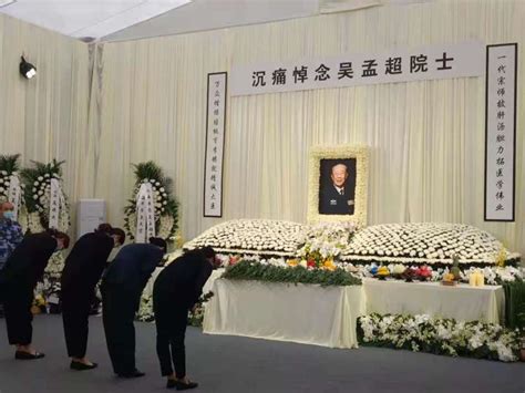 “感谢他救了那么多人”！沉痛悼念吴孟超院士，患者家属现场泪目… - 周到上海