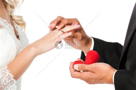 新郎在新娘的手指上戴结婚戒指高清图片下载-正版图片502930017-摄图网