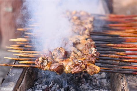 巴楚“红柳烤肉”，不加孜然只撒盐水，这才是正宗的新疆烤羊肉串|新疆|巴楚|红柳_新浪新闻
