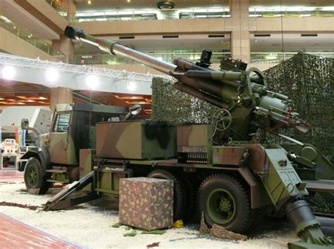 哈尔滨第一机械集团有限公司 产品展示 PLZ52式155自行炮参加第十二届珠海航展