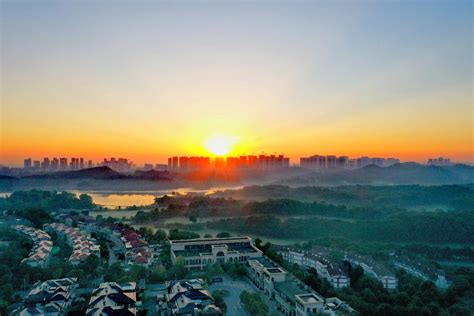 湖南益阳耗资100亿的地产项目烂尾，几百栋楼房空置杂草丛生_腾讯视频