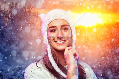 轻快乐微笑的女人冬天的肖像充满活力的晚霞飘落的雪高清图片下载-正版图片300171704-摄图网